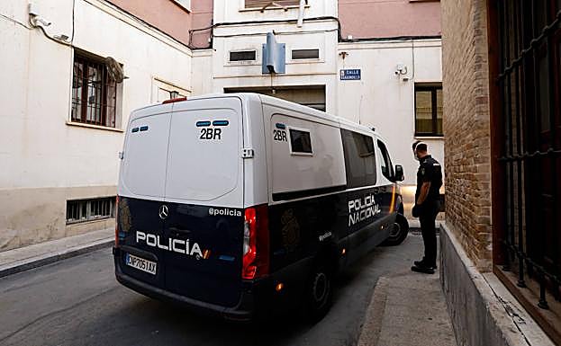 Agentes de la Policía Nacional trasladan en un furgón al presunto parricida, este jueves.