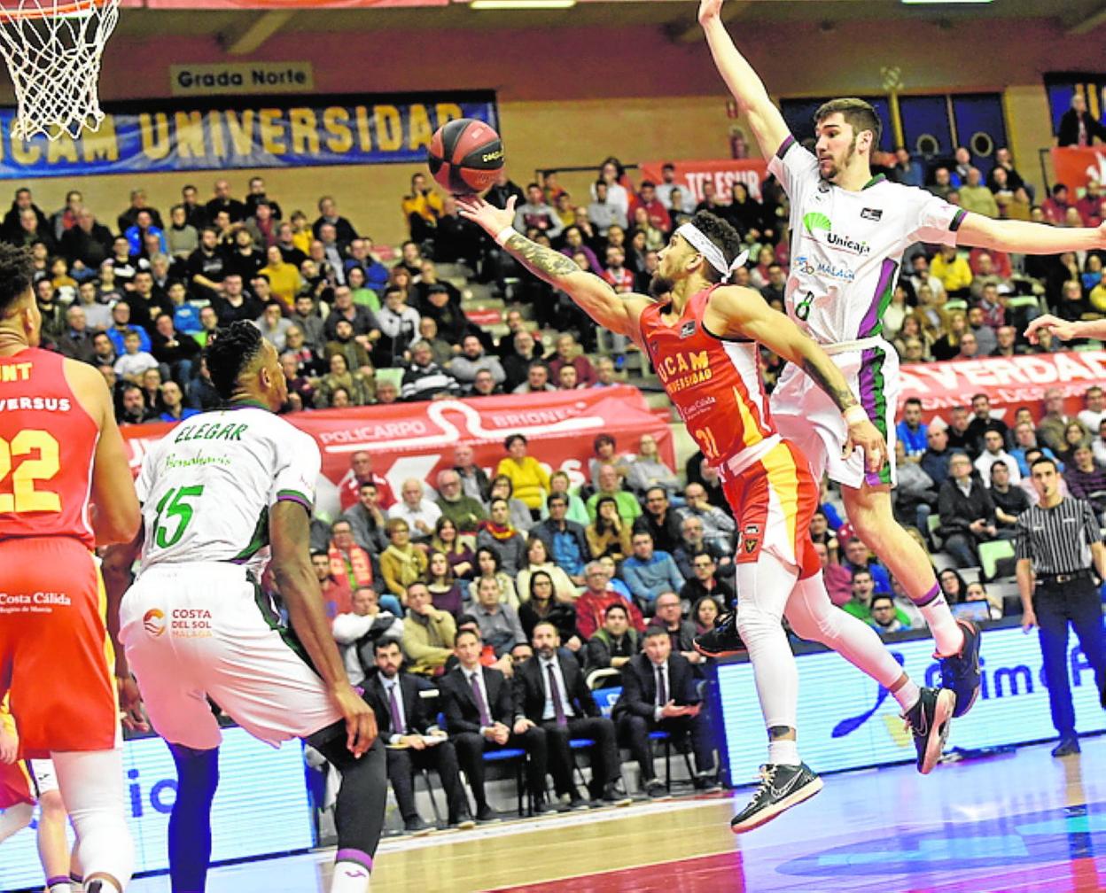 Askia Booker entra a canasta en el UCAM-Valencia Basket jugado en el Palacio, el pasado 11 de enero. 