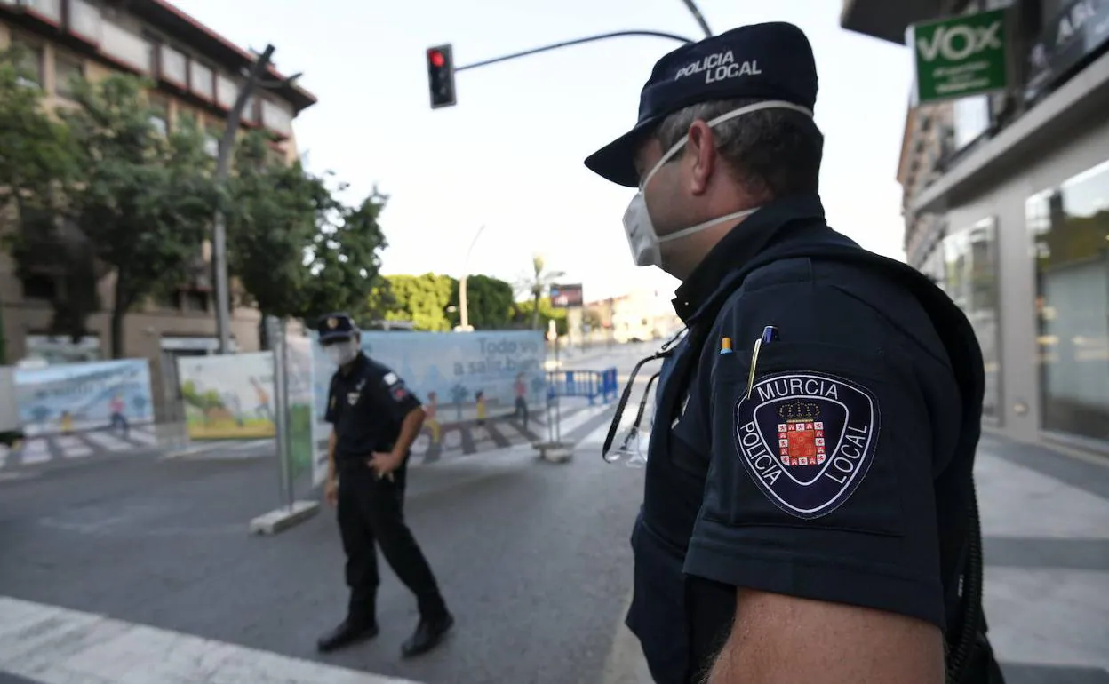 Cuatro meses de cárcel por escupir a un policía de Murcia que le ordenó  ponerse la mascarilla | La Verdad