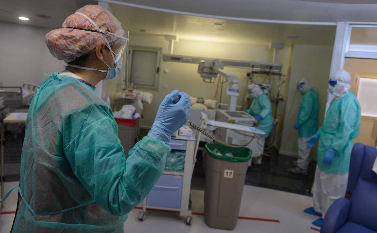 Sanitarios del hospital Morales Meseguer, en Murcia.