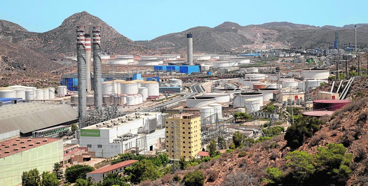 Vista panorámica de parte de las empresas del sector industrial ubicadas en el Valle de Escombreras, desde la Punta de Aguilones. 