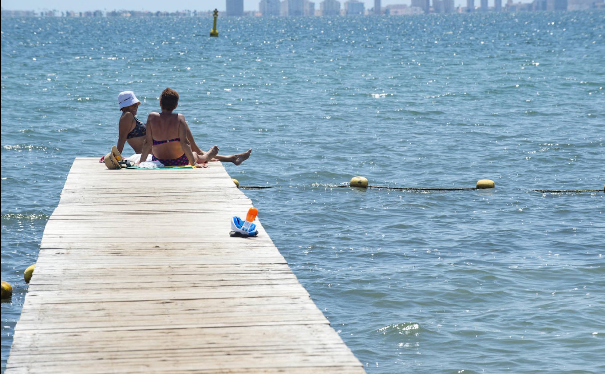 Imagen paradisíaca del Mar Menor, tomada el jueves en la playa del camping próximo al aeropuerto de San Javier.