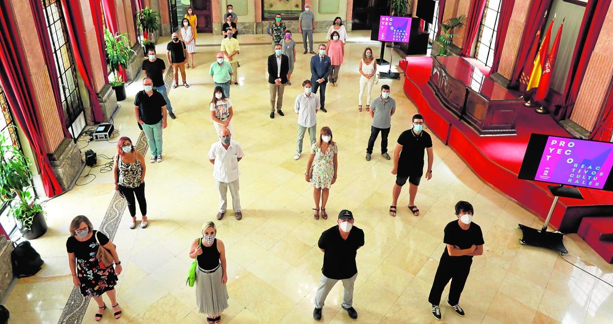 Los artistas seleccionados, ayer en el Salón de Plenos, con mascarilla y guardando la distancia de seguridad. 