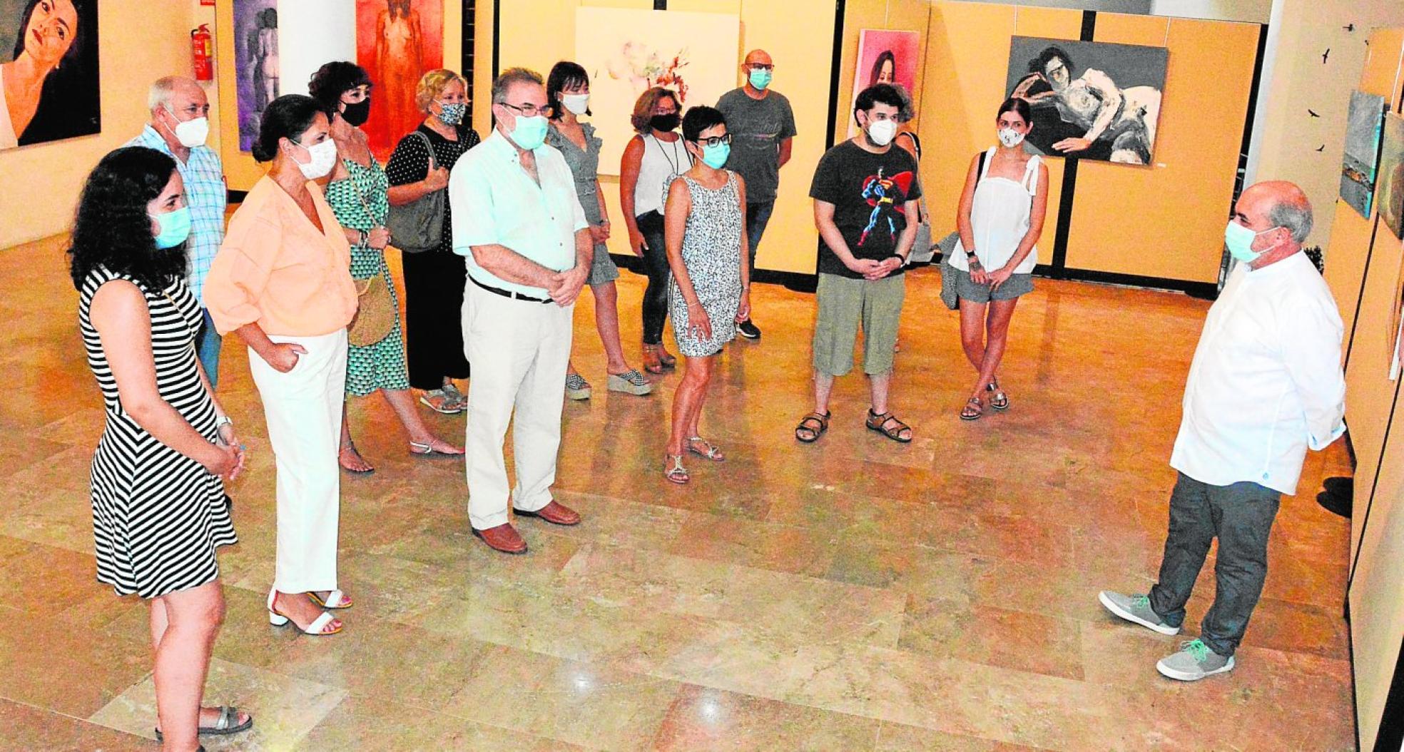 El artista ciezano Semitiel Segura, ayer, en el Museo de Siyâsa con alumnos que participan en la muestra. 