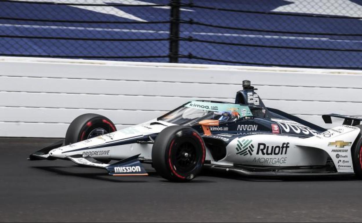 EL coche de Fernando Alonso, rodando por el óvalo de Indianápolis. 