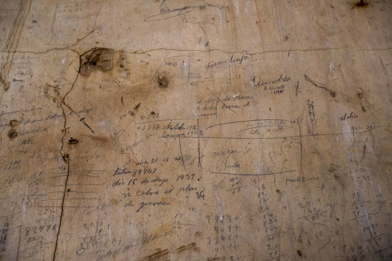 Grafitis de los mineros de la época en la mina Los Burros.