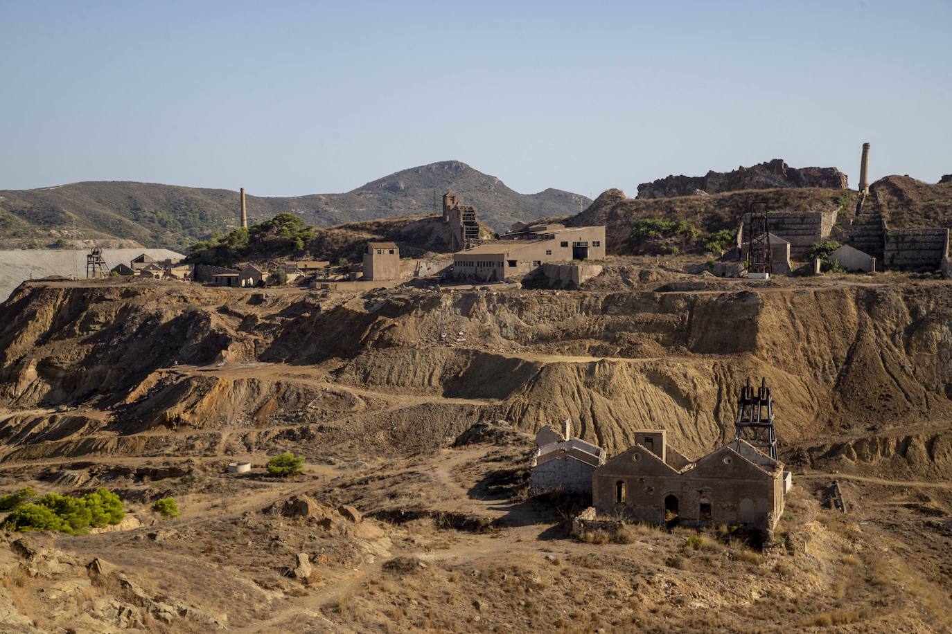 Vistas del Cabezo Rajao desde el Cabezo Agudo. Mina María Jesús en primer término y mina Montserrat y la mina Iberia en el fondo.