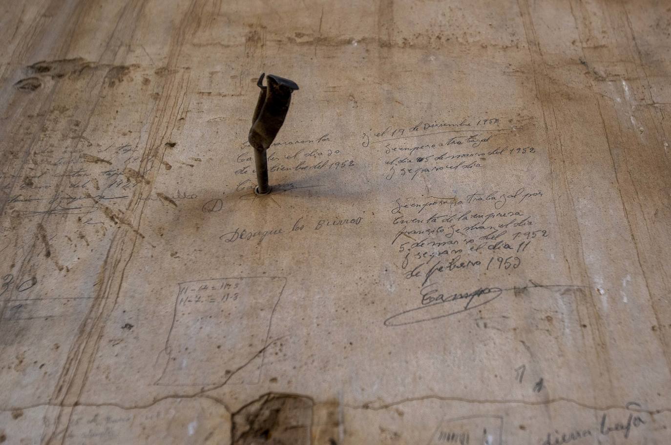 Grafitis de los mineros de la época en la mina Los Burros.