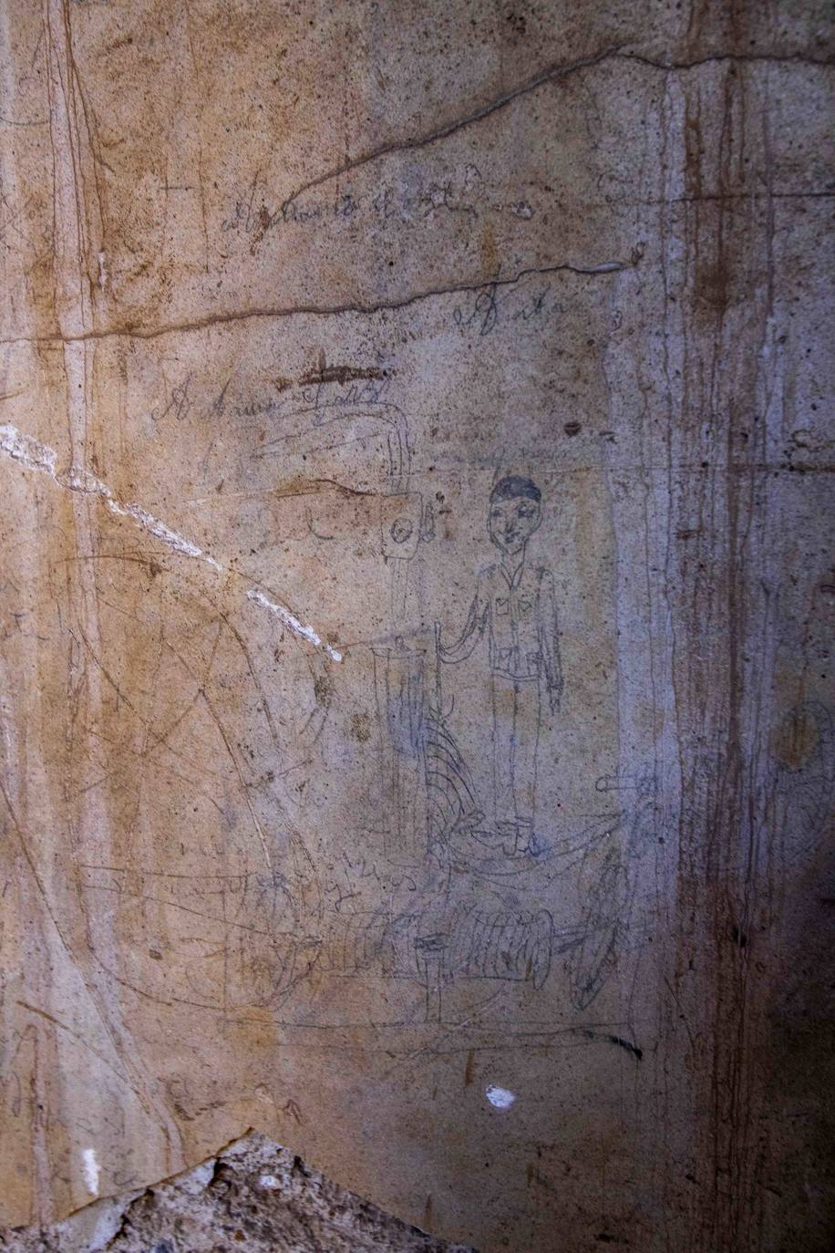 Grafitis de los mineros de la época en la mina Los Burros.