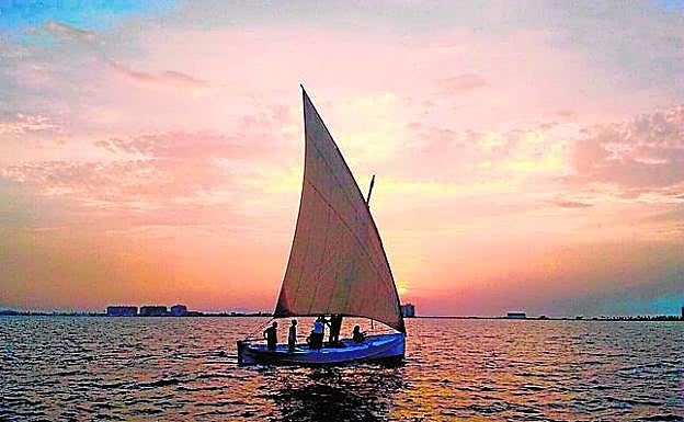 El 'San Antón', propiedad de Antonio Lorente, al atardecer en el Mar Menor. 