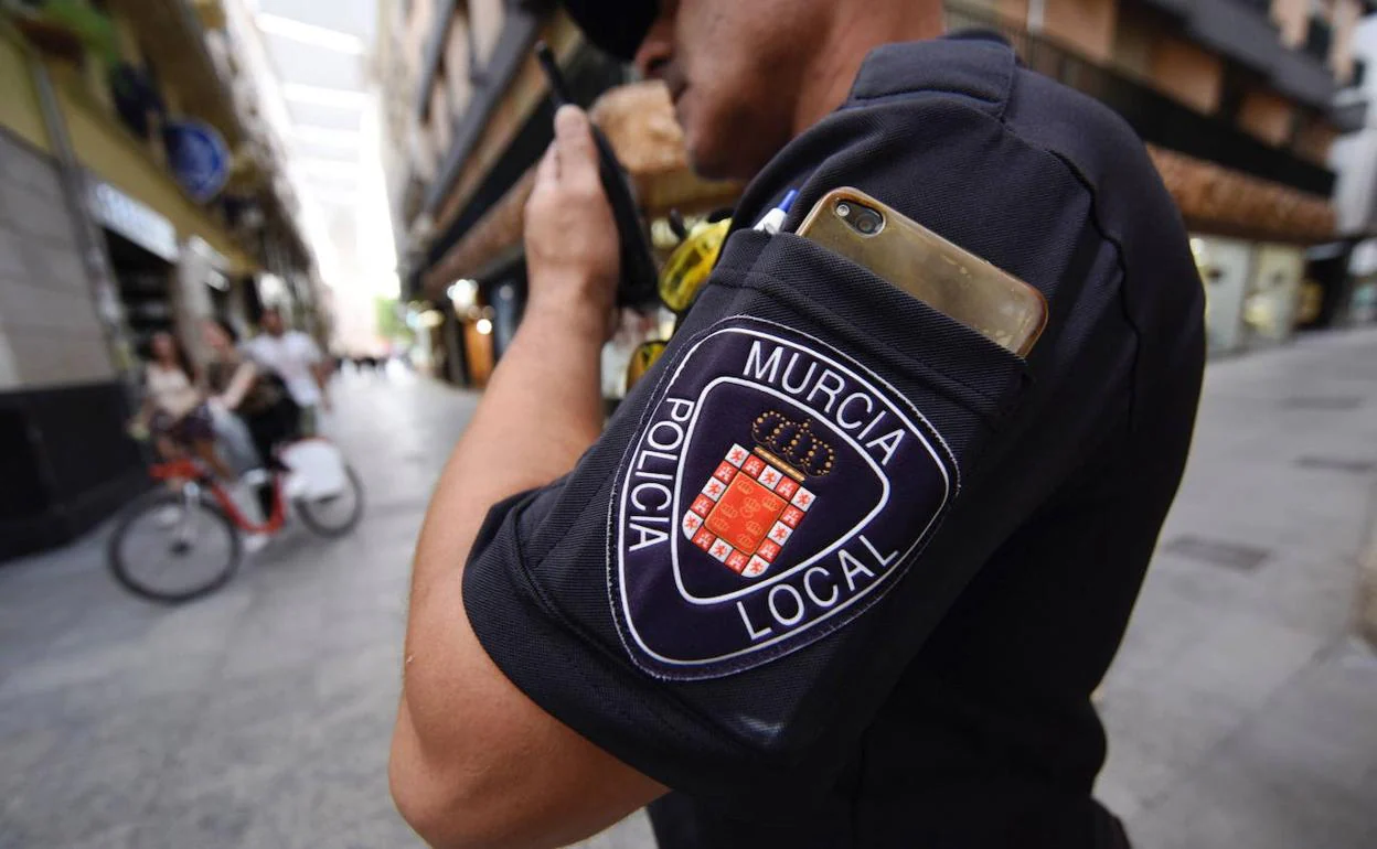 En libertad con cargos una mujer tras pasear desnuda por una plaza de  Murcia delante de niños | La Verdad