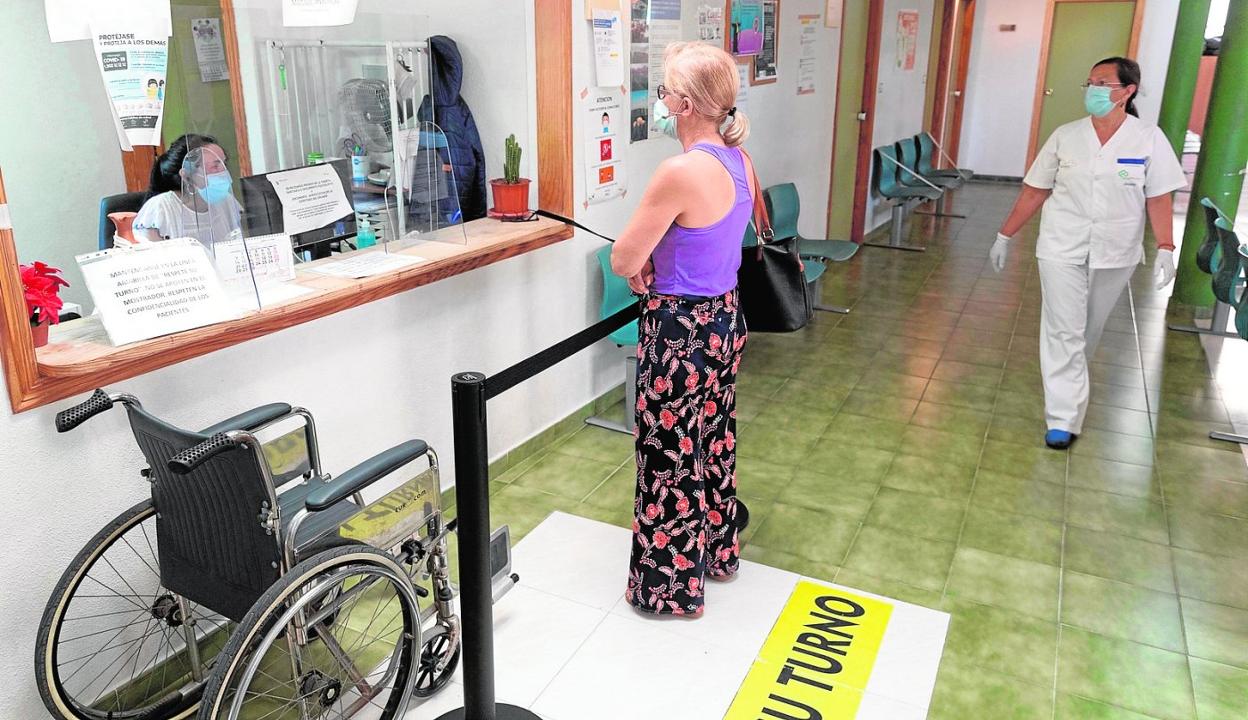 Una mujer pide cita en el centro de salud de la pedanía archenera de La Algaida, ayer, tras su reapertura al público por parte del SMS. 