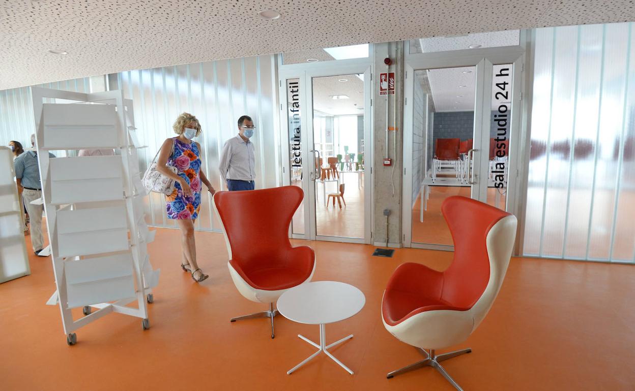 José Ballesta visita la nueva sala de estudio, este martes.