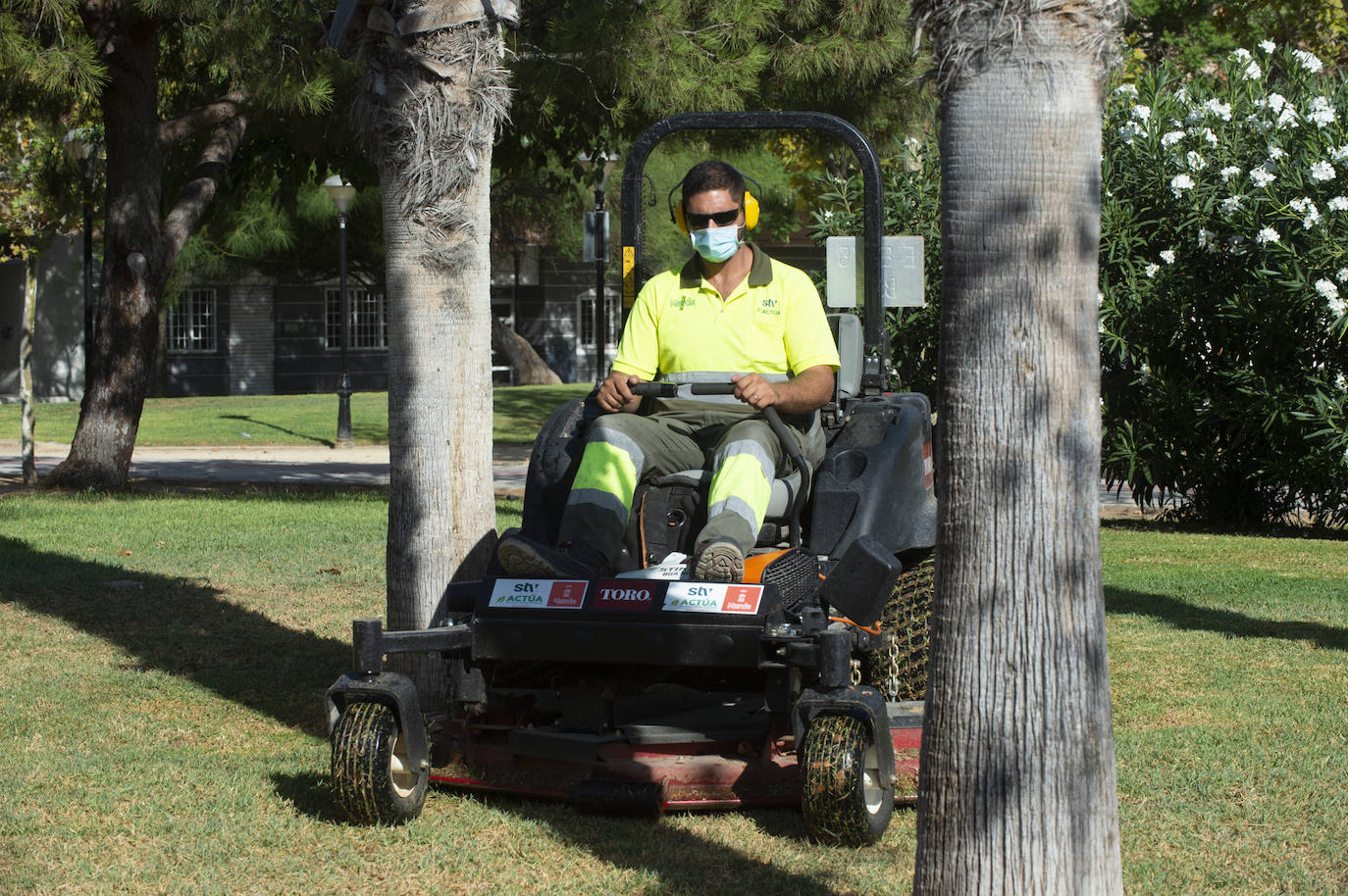 Fotos: Trabajos de limpieza y desinfección diarios en los parques de Murcia