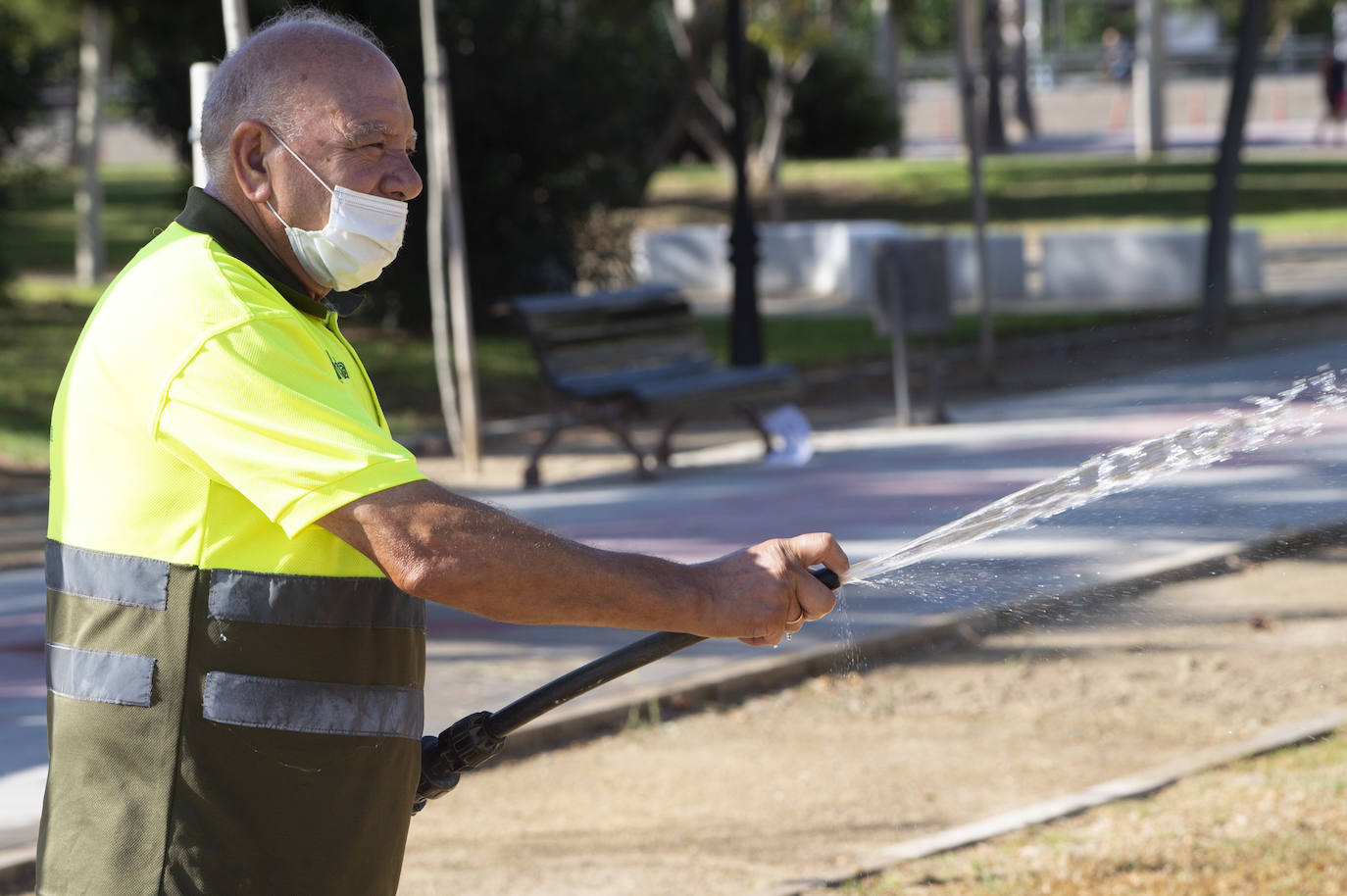 Fotos: Trabajos de limpieza y desinfección diarios en los parques de Murcia