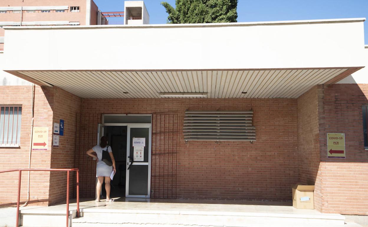 Entrada al punto Covid de La Arrixaca, este martes.