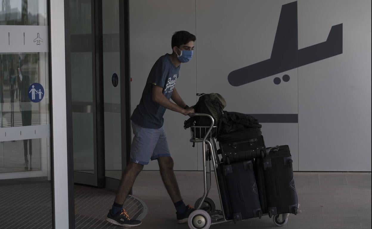 Un pasajero en el aeropuerto de Corvera, en una fotografía de archivo.