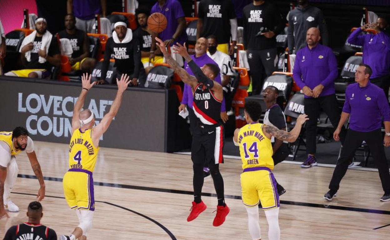 Damian Lillard lanza a canasta ante la defensa de los Lakers.