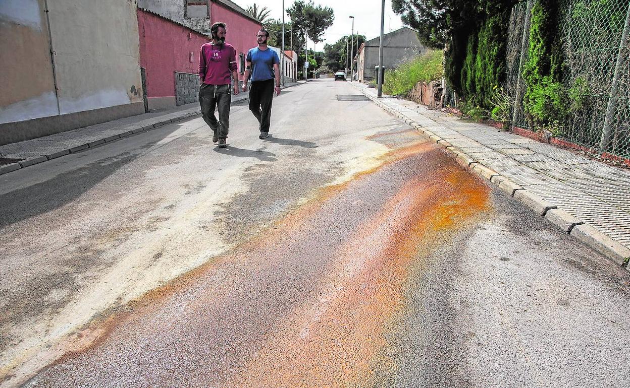 El Ayuntamiento de Cartagena plantea desviar a una rambla las «aguas rojas» que atraviesan Llano del Beal