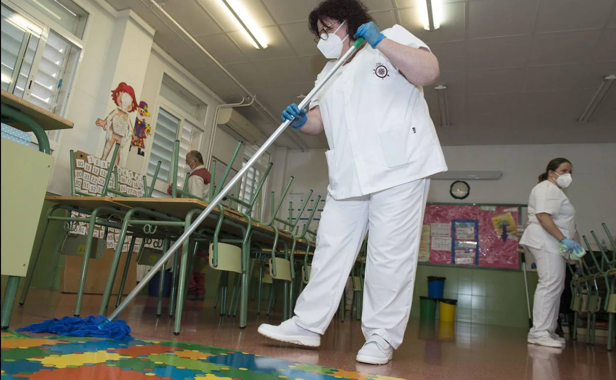 Labores de limpieza y desinfección en el colegio La Arboleda, de Santiago y Zaraíche.