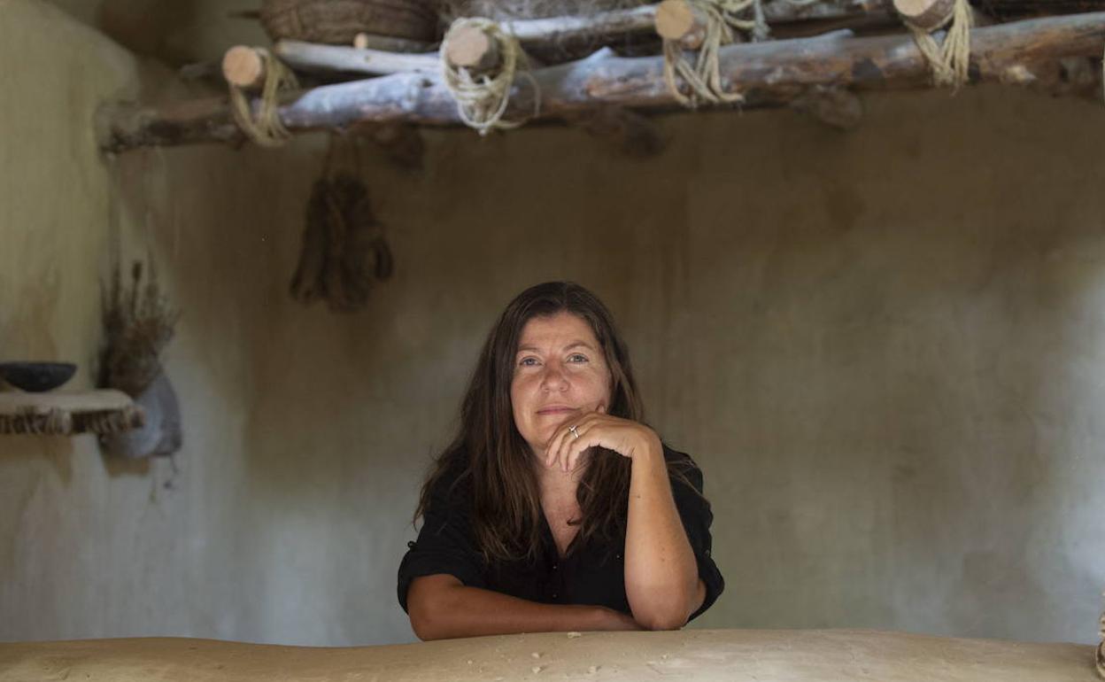 La arqueóloga María Inés Fregeiro posa en la recreación de una vivienda de la sociedad argárica, en el yacimiento de La Bastida.