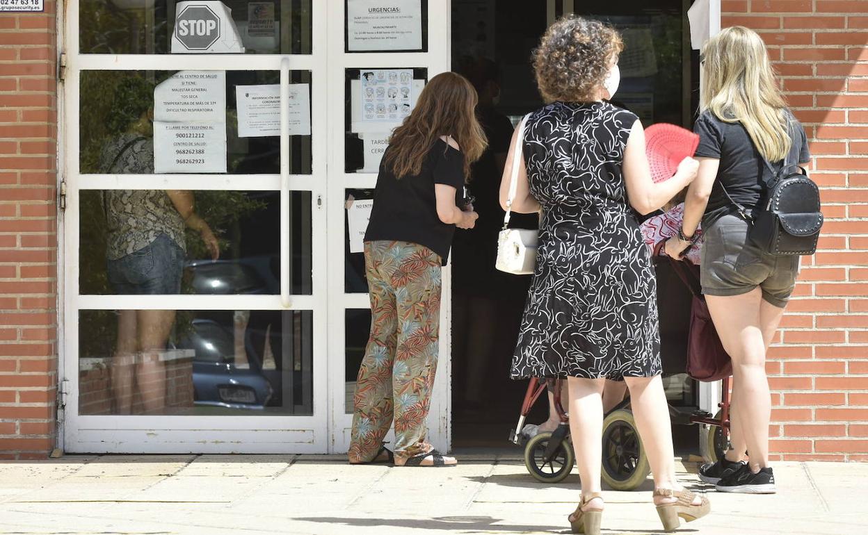 Varias mujeres aguardan para realizarse pruebas en el punto Covid del barrio del Carmen, la pasada semana. 