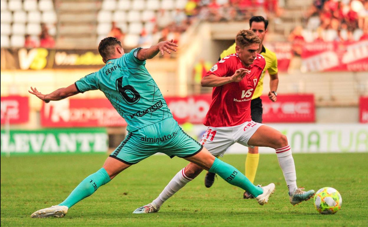 Josema evita a un defensor del Algeciras en un choque disputado el pasado mes de septiembre en el Enrique Roca.