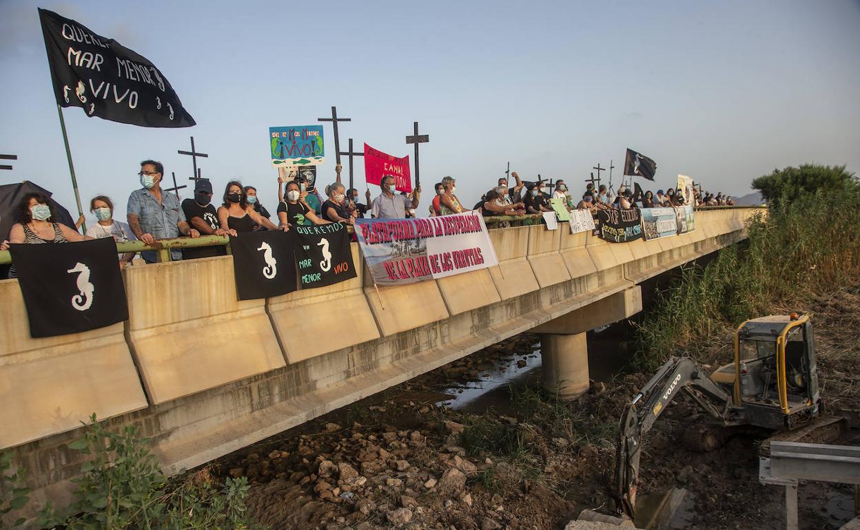 Los manifestantes durante su protesta, ayer, por los vertidos al Mar Menor desde el Albujón.