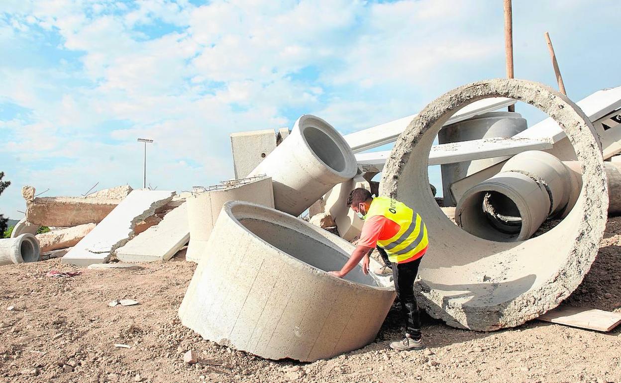 Diversas estructuras en el campo de maniobras, para simular operaciones de salvamento y rescate.