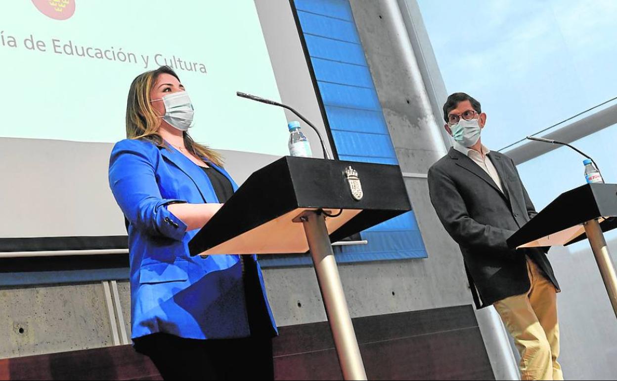 Los consejeros de Educación, Esperanza Moreno, y Salud, Manuel Villegas, ayer.