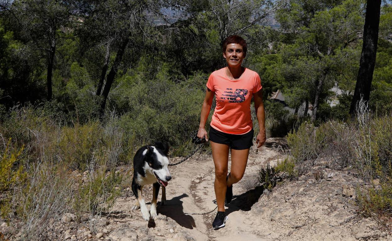 La alcaldesa de Beniel, María del Carmen Morales, paseando a su perro 'Chusco' por la sierra.