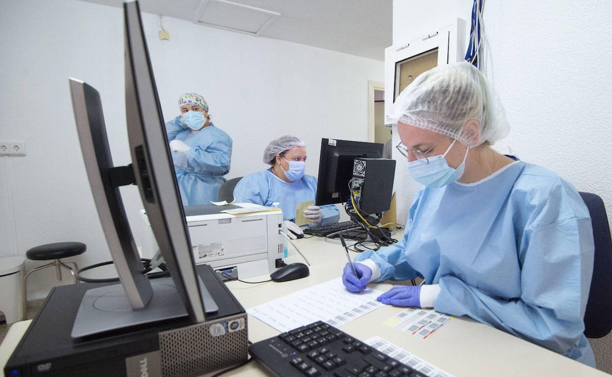 Sanitarios del hospital Virgen de La Arrixaca encargados de realizar pruebas PCR.