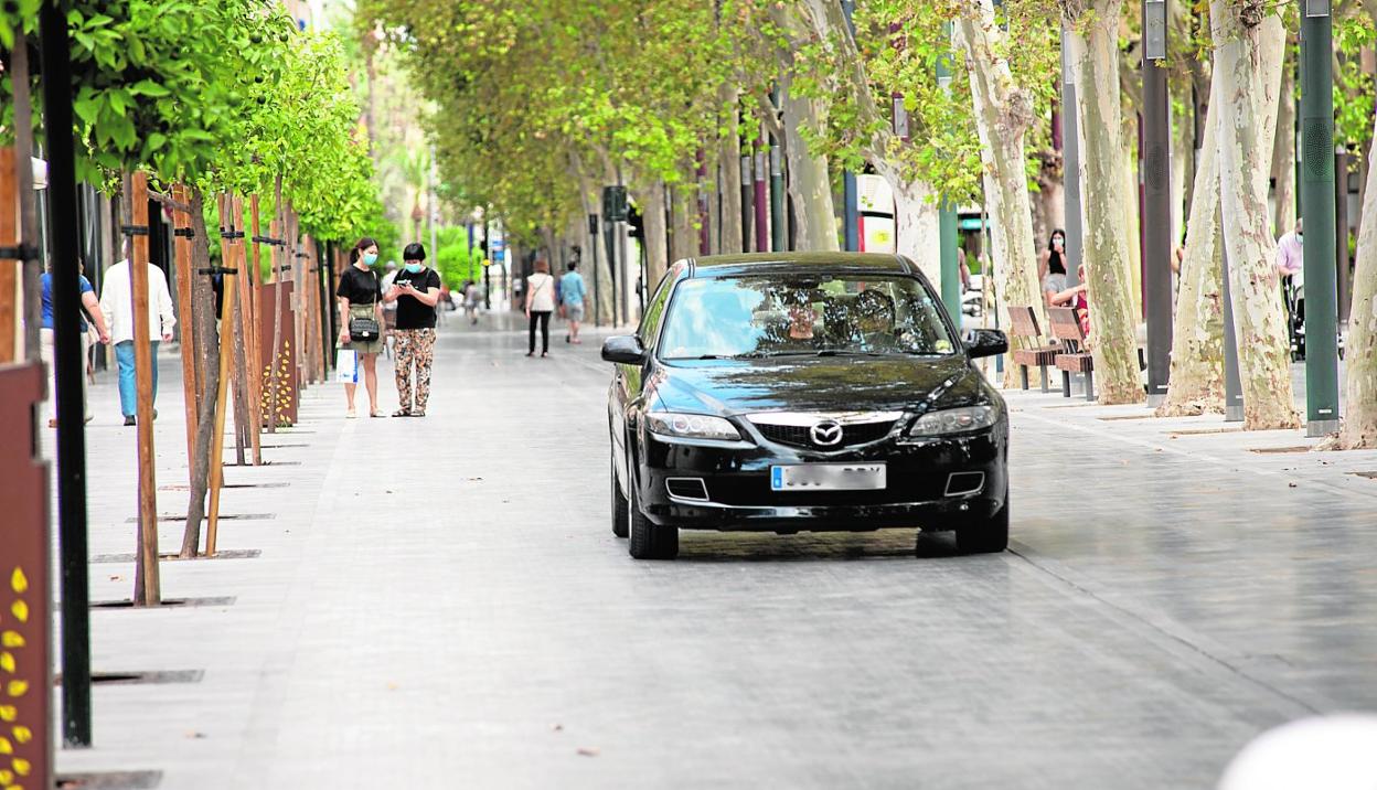 Los coches que tienen acceso permitido a los garajes de la avenida Alfonso X circulan a baja velocidad porque comparten espacio con el peatón. 