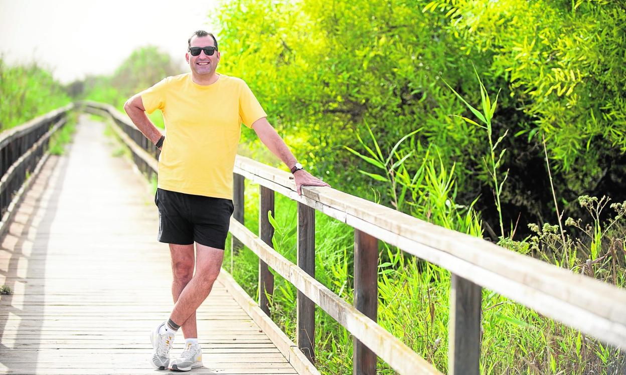 David López, durante uno de sus paseos matinales, en San Javier JAVIER CARRIÓN / AGM