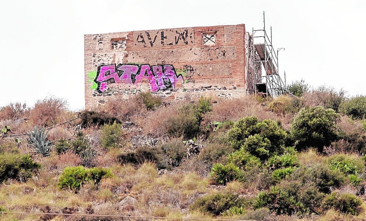 Pintadas en la ermita de los Ángeles, en el Monte Miral, ayer. 