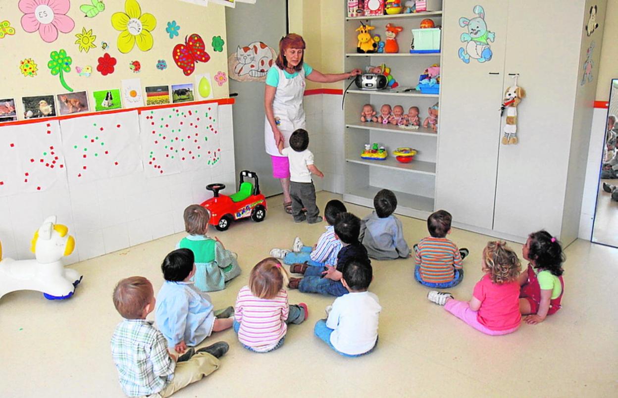Un grupo de niños y su educadora, en la guardería La Milagrosa en 2019. 