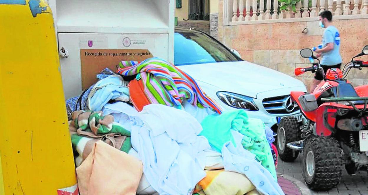 Ropas y enseres acumulados en una de las calles de Ricote. 
