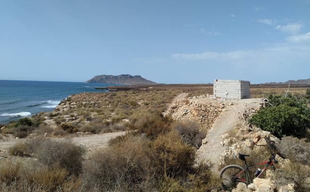 La noria de sangre, junto al camino que recorre la Marina de Cope en paralelo a la línea de costa. Al fondo, Cabo Cope.