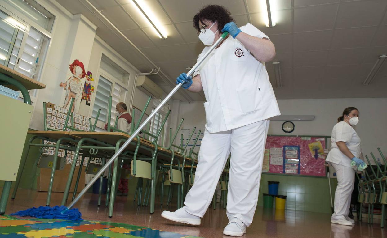 Trabajos de limpieza en un colegio de Murcia.