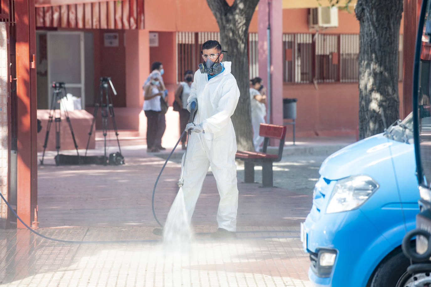 Fotos: Operarios desinfectan el colegio pública San Juan, en Murcia