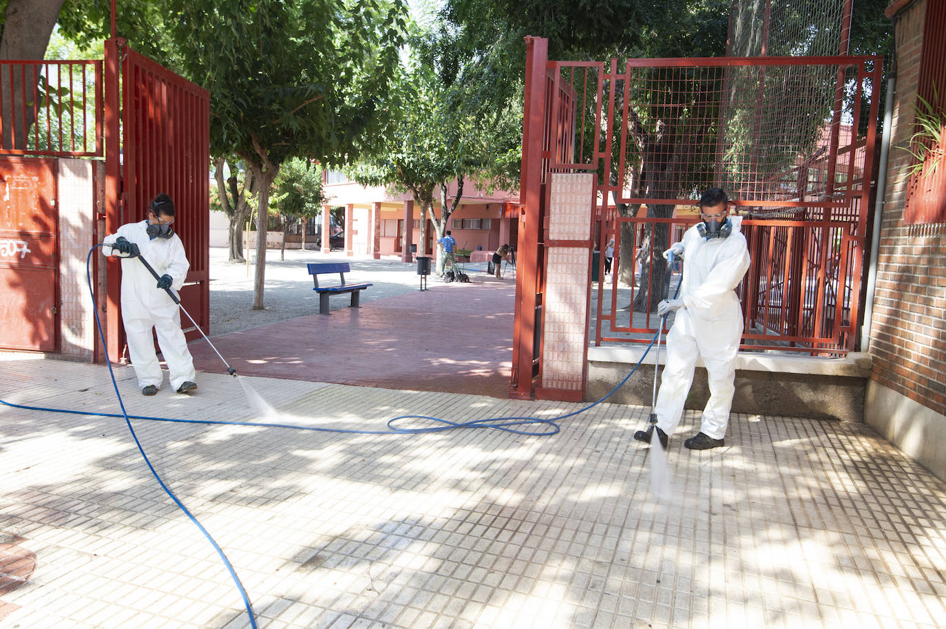 Fotos: Operarios desinfectan el colegio pública San Juan, en Murcia