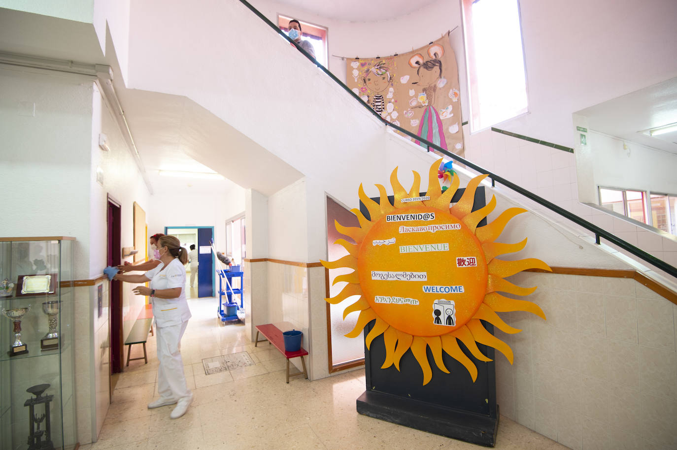 Fotos: Operarios desinfectan el colegio pública San Juan, en Murcia