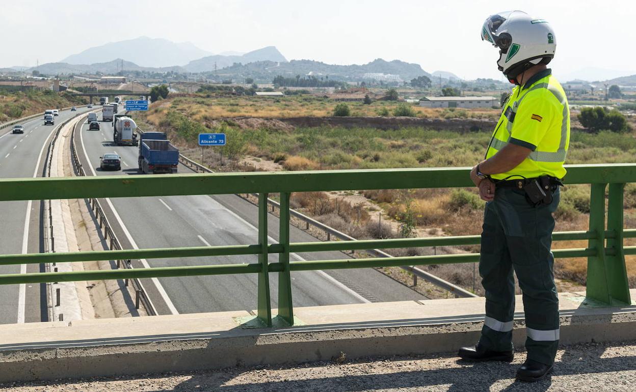 Un agente de la Guardia Civil vigila una de las carreteras de la Región el pasado mes de julio. 