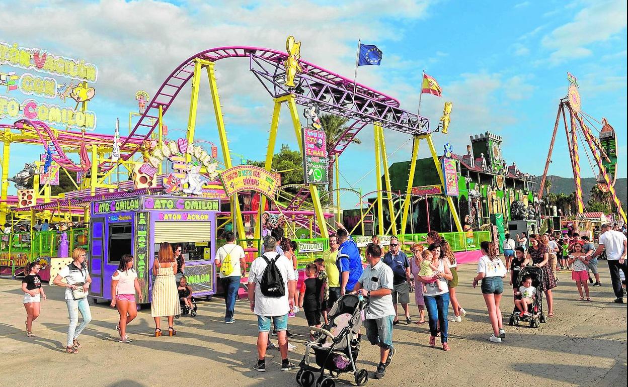 Atracciones en el recinto ferial de la Fica, en una imagen del mes de septiembre del año pasado.