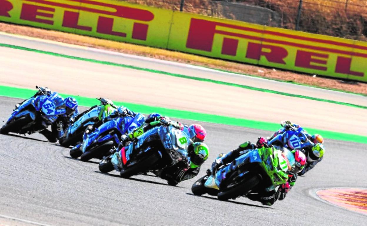Ana Carrasco, con el número 11, liderando la carrera de ayer en el circuito de Alcañiz. 