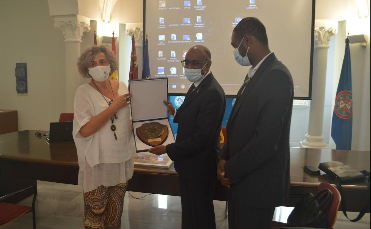 La rectora de la UPCT, Beatriz Miguel, recibe al embajador de Mauritania en España, Boubacar Kane.