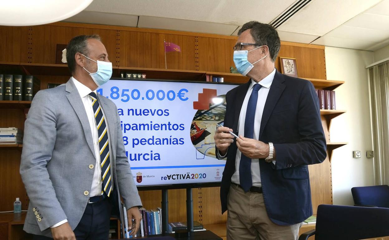 El consejero Javier Celdrán y el alcalde José Ballesta durante la presentación de los proyectos.