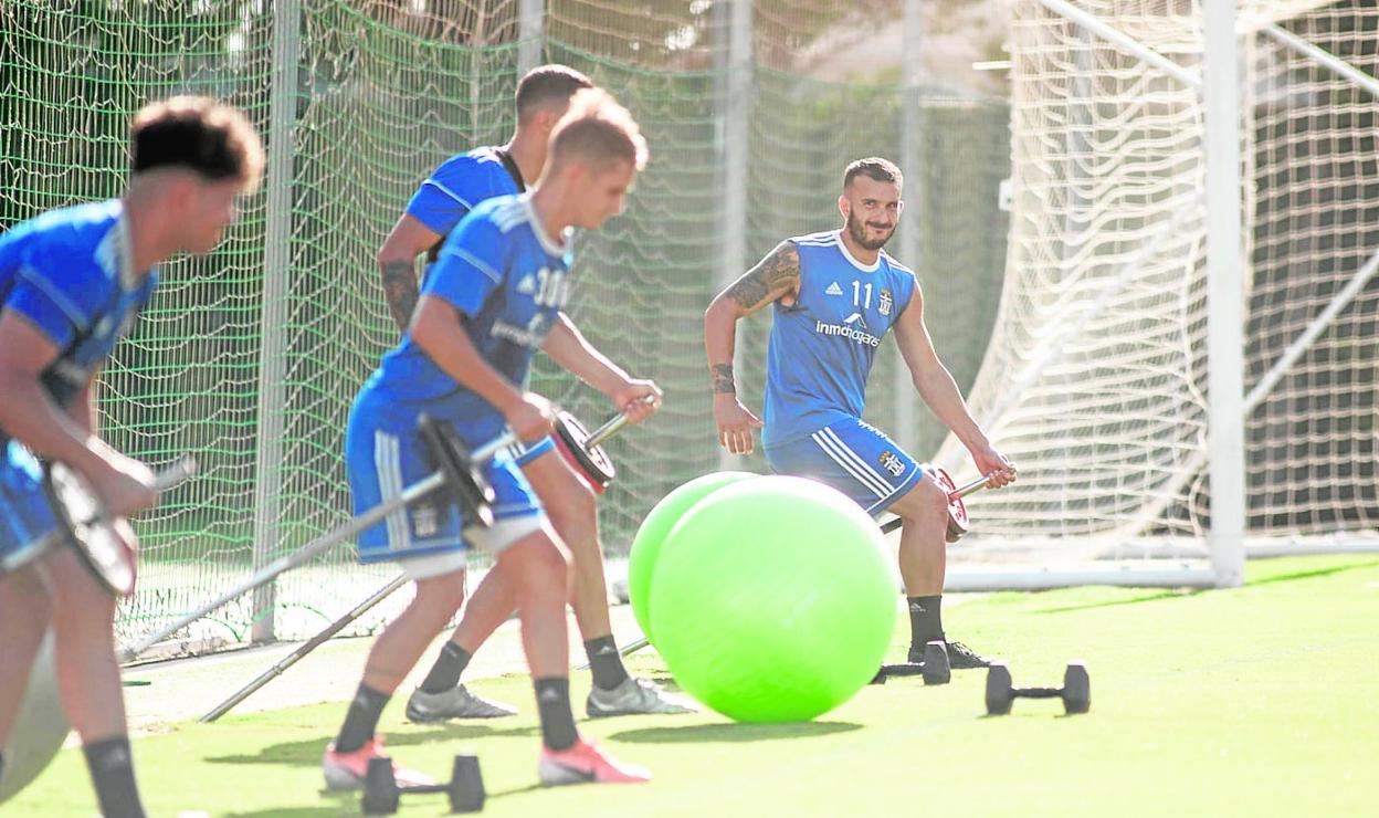 Elady, que no continuará en el Efesé, levanta una pesa en un entrenamiento en Pinatar Arena. 