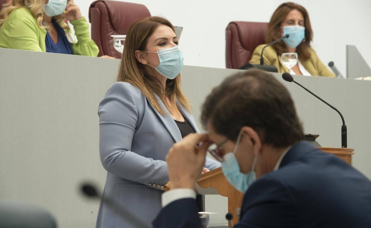 La consejera Esperanza Moreno interviene en la Asamblea, con el titular de Salud, Manuel Villegas, en primer plano.