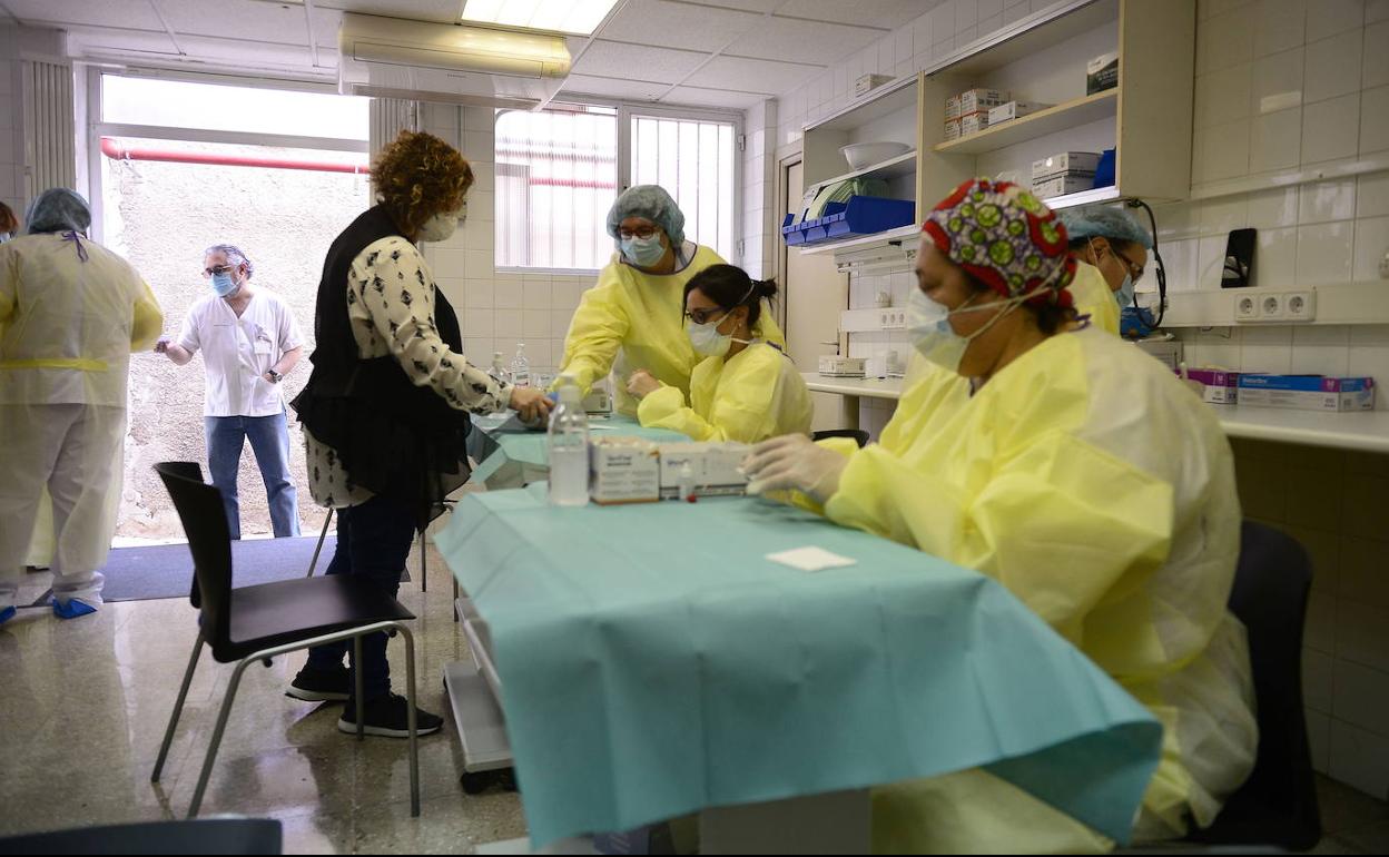 Sanitarios de La Arrixaca realizan test rápidos para detectar positivos por coronavirus.